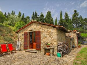 ein kleines Steinhaus mit einer Holztür in der Unterkunft Cottage La Stefania near Anghiari in beautiful setting in Misciano