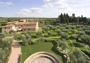 una vista aérea de un jardín con árboles y edificios en Sovana Hotel & Resort, en Sovana