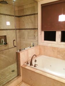 Phòng tắm tại Luxury Home - Upper Toronto Beaches