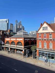 un gran edificio de ladrillo en una calle de la ciudad en Shoreditch Loft, en Londres