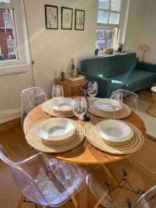 una mesa de comedor con platos y copas de vino en Shoreditch Loft, en Londres