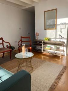 ein Wohnzimmer mit einem Sofa und einem Tisch in der Unterkunft Shoreditch Loft in London