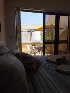 1 dormitorio con 1 cama y vistas a un patio en Flat Cloud 9, en Żebbuġ