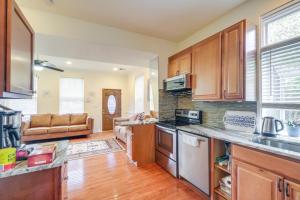 Η κουζίνα ή μικρή κουζίνα στο 5 Mi to US Capitol Washington DC Townhome