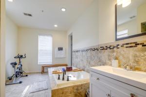 Ένα μπάνιο στο 5 Mi to US Capitol Washington DC Townhome +17 φωτογραφίες