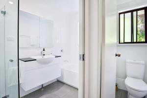 Un baño blanco con lavabo e inodoro. en Mariners Retreat Jervis Bay, en Vincentia 18 fotos más