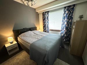 a bedroom with a bed and a window at Spacious and modern apartment in Mikkeli