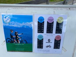 un cartel en una pared con dos personas en bicicleta en APPARTEMENT DE MONTAGNE, en Mijoux
