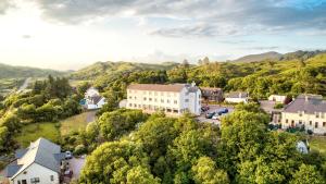 una vista aérea de una pequeña ciudad en las montañas en The Morar Hotel, en Morar