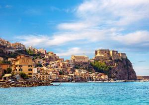 vistas a una ciudad en la cima de una montaña en Appartamenti Scilla Paese Albergo en Scilla