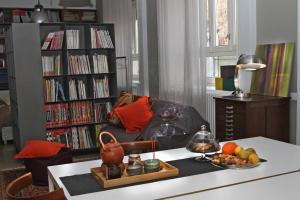 a living room with a couch and a table with fruit at I Mulini beb in Vigevano