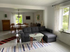 sala de estar con sofá y mesa en Villa Walterängen, en Tibro