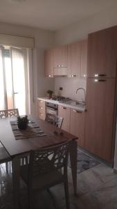 une cuisine avec une table en bois, une table et des chaises dans l'établissement Casetta Cavour, à Pantelleria