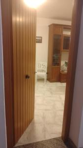 un couloir avec une porte et une chambre avec une chaise dans l'établissement Casetta Cavour, à Pantelleria