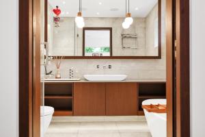 a bathroom with a sink and a toilet and a mirror at Luxury 3 Bed House by Hyde Park, Bayswater in London