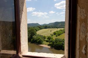 Una vista de un río desde una ventana en Tour Pissarro, en Beynac-et-Cazenac