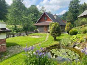 Vonkajšia záhrada v ubytovaní Originalna Drevenica Jezersko 43
