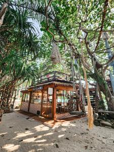 a building with a sign on top of it at Haadson Resort & Koh Raham in Haad Son