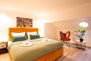 ein Schlafzimmer mit einem großen Bett mit zwei Handtüchern darauf in der Unterkunft FeelgooD Apartments LOFT Zwickau CityCenter mit TG-Stellplatz, Netflix, Waipu-TV und Klima in Zwickau