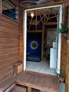 weranda drewnianej kabiny z otwartymi drzwiami w obiekcie Au geko bleu w mieście Saint-Pierre