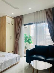 1 dormitorio con cama, sofá y ventana en Luxury econest - west lake apartment with swimming pool & gym, en Hanói