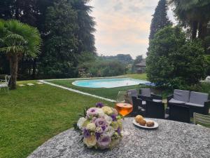 A garden outside Wonderful Villa Between Como And Milano