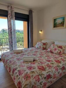Un dormitorio con una cama con una colcha floral. en Villa Vallese Bale, en Bale