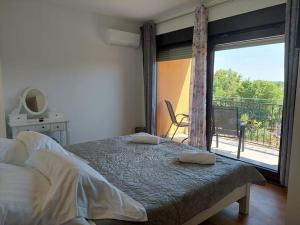 Un dormitorio con una cama con dos almohadas encima. en Villa Vallese Bale, en Bale 82 fotos más