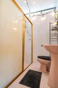a bathroom with a shower and a toilet and a sink at Casa Vacacional Temixco in Temixco