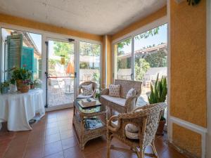 - une terrasse couverte avec des chaises en osier et une table dans l'établissement Ancient holiday home in the countryside of Stilo with garden, à Guardavalle