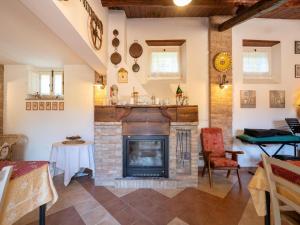 - un salon avec une cheminée et une table dans l'établissement Ancient holiday home in the countryside of Stilo with garden, à Guardavalle
