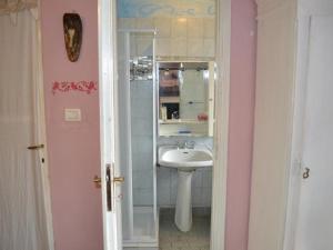 ein Bad mit einem Waschbecken und einem Spiegel in der Unterkunft Room in House - Castello dei Diamanti in Belvedere Langhe