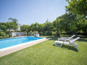une image d'une cour avec une piscine dans l'établissement Ancient holiday home in the countryside of Stilo with garden, à Guardavalle
