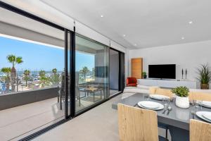 ein offenes Wohnzimmer mit Meerblick in der Unterkunft Elegance Seaside Retreat in San Pedro del Pinatar