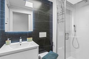 Ένα μπάνιο στο Elegance Apartment "Seaside Retreat" +25 φωτογραφίες