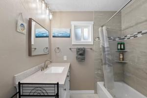 uma casa de banho com um lavatório, um chuveiro e uma banheira em New! PNW Coast near Quinault em Moclips