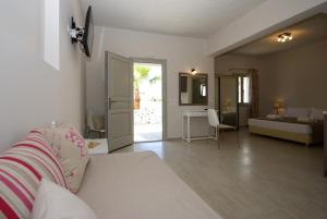Alafouzos Studios & Apartments في كماري: غرفة معيشة مع أريكة وغرفة نوم