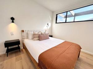 Un dormitorio con una cama grande y una ventana en Amila - central location with designed spaces, en Dunsborough