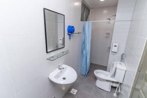 ein weißes Bad mit einem WC und einem Waschbecken in der Unterkunft Sunrise Terrace at Quintet (3BR/8 pax) in Tanah Rata