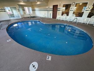 - une grande piscine d'eau bleue dans un bâtiment dans l'établissement Toppenish Inn and Suites, à Toppenish