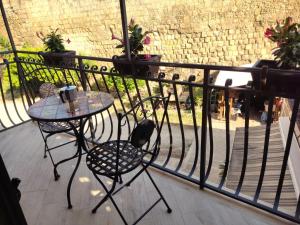 um pátio com uma mesa e cadeiras numa varanda em La Torre em Tarquinia