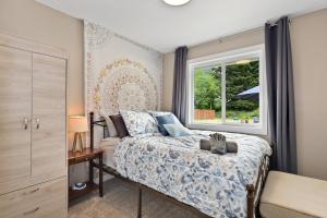 um quarto com uma cama e uma janela em New! PNW Coast near Quinault em Moclips