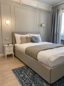 a bedroom with a large bed and a window at Central Spacious Apartment with Balcony - Alba Carolina in Alba Iulia