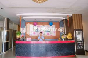 a restaurant with a pink and blue counter top at Hotel Permata Makassar Mitra RedDoorz in Balangberu