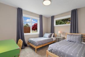 um quarto com 2 camas e uma janela em New! PNW Coast near Quinault em Moclips