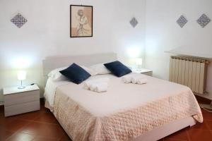 1 dormitorio con 1 cama con toallas en Attico vista mare con terrazza e spa riscaldata, en Santo Stefano di Camastra
