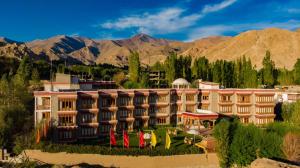 eine Luftansicht eines Hotels mit Bergen im Hintergrund in der Unterkunft The Druk Ladakh in Leh