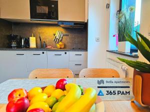 un cesto di frutta su un tavolo in cucina di Apartament ETNO LOFT 10 - 365PAM a Ustronie Morskie