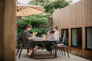 En restaurant eller et andet spisested på Grand loft avec Jacuzzi et Home Cinema