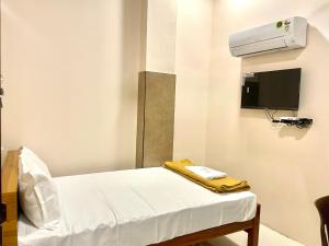 una camera ospedaliera con un letto e una macchina per l'aria di Reach Residency a Cochin